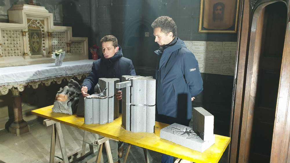 Stéphane Raffault de Louis Geneste et Rémi Fromont expliquent l'assemblage au plomb