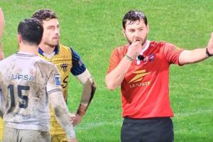 Arbitre sous la pluie / Photo Rugby+