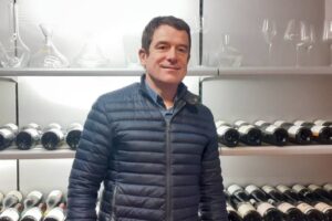 Cyril Sartre au milieu de ses bouteilles de vin / Photo 7 Jours à Clermont