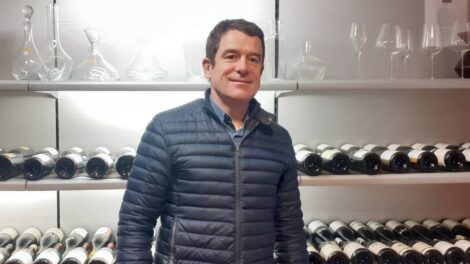 Cyril Sartre au milieu de ses bouteilles de vin / Photo 7 Jours à Clermont