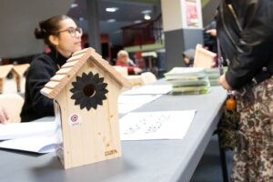 Distribution nichoirs / Photo ville de Clermont, sce communication