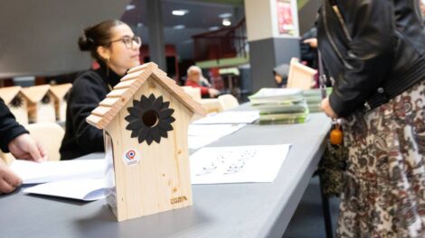 Distribution nichoirs / Photo ville de Clermont, sce communication