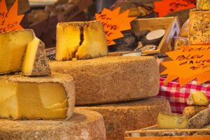 Fromages sur un étal de marché / Photos Pixabay