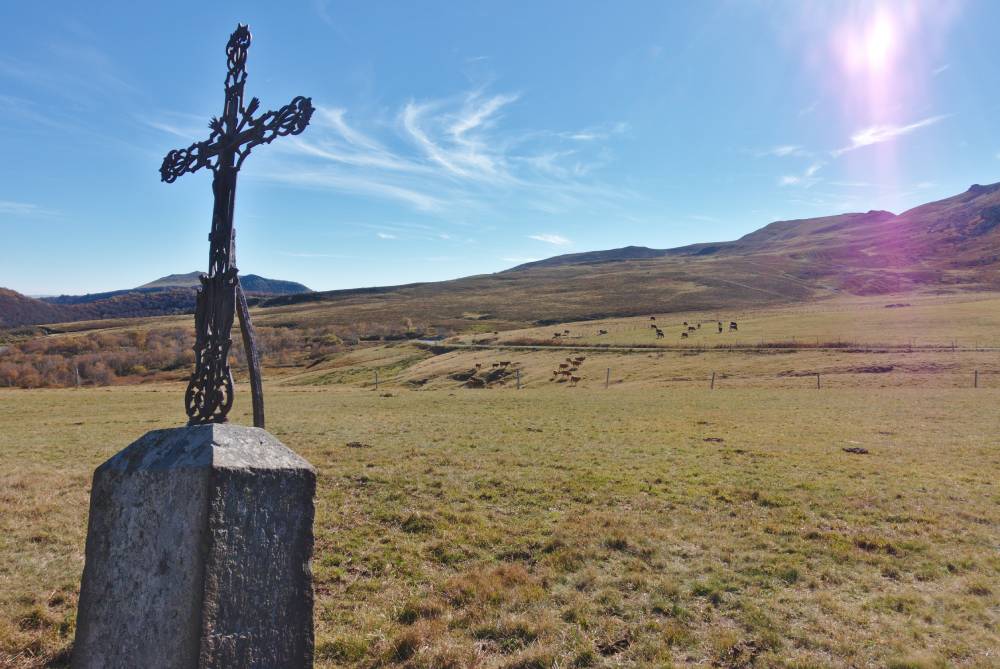 Col de la Croix Saint-Robert, première difficulté de la Sancy Arc-en-ciel / Photo Wikimédia 
