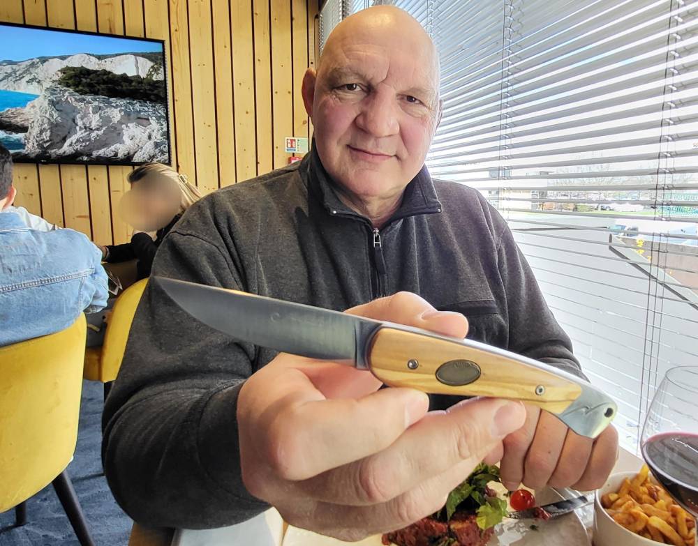 Merle et un couteau / Photo Yves Meunier