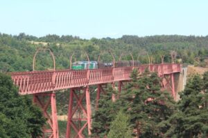 Train de fret sur viaduc de Garabit ligne Clermont-Bézier / Photo Wikipédia
