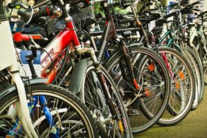 Vélos stationnés en ville / Photo Pixabay