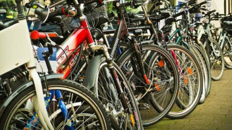 Vélos stationnés en ville / Photo Pixabay