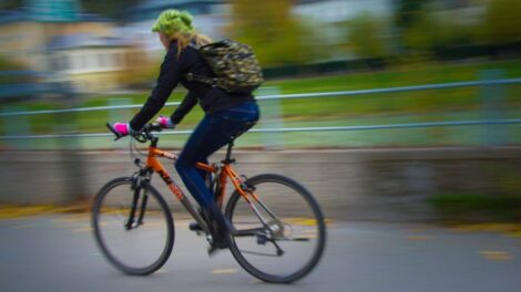 Femme à Vélo / Photo PxHere