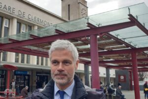Laurent Wauquiez devant la gare SNCF de Clermont Photo 7 Jours à Clermont