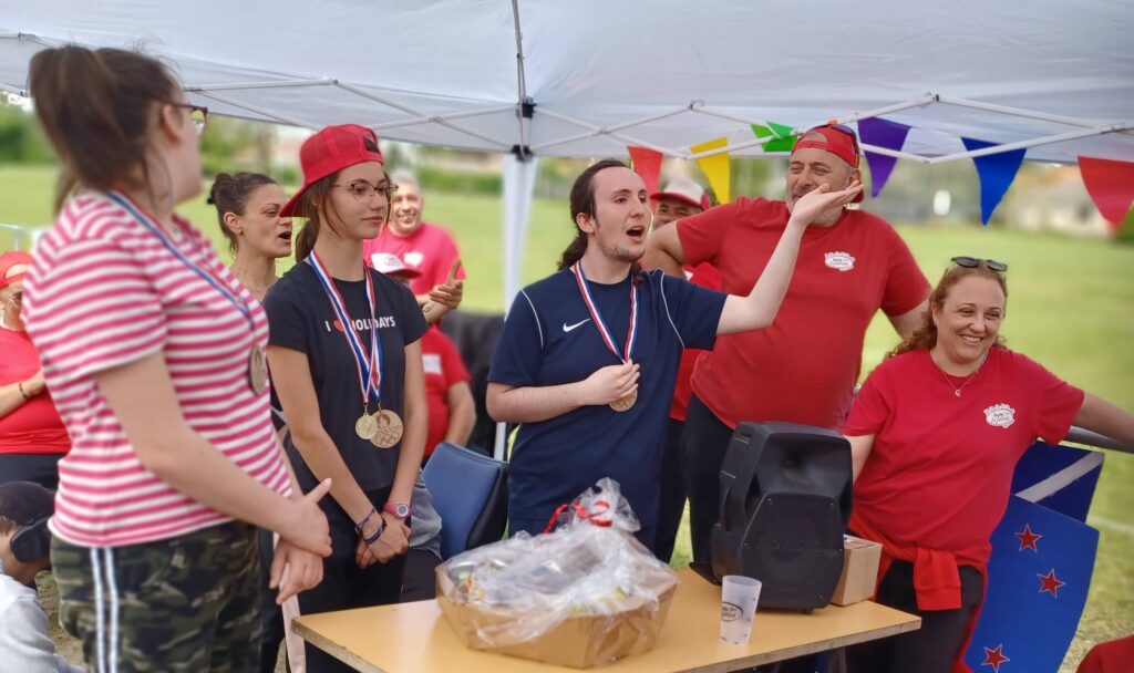 Arnaud Perez, sa femme lors de la remise des médailles aux enfants / Photo P. Thivat