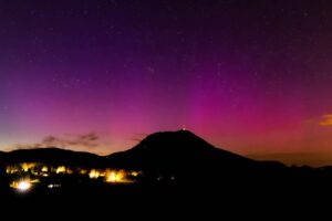 Aurore polaire sur puy de Dome Photo William Guyot-Lénat