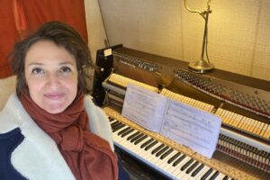 Gwen Rouger dans sa caravane - Photo Eléa Boënnec