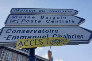 Accès commerces / Photo 7 Jours à Clermont