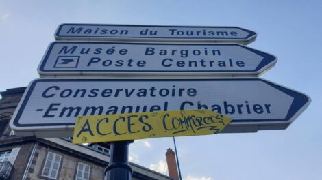 Accès commerces / Photo 7 Jours à Clermont