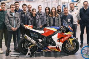 Les étudiants Sigma Regen Superbike avec la machine National Motos / Photo DR