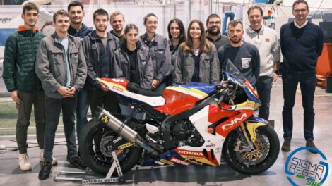 Les étudiants Sigma Regen Superbike avec la machine National Motos / Photo DR