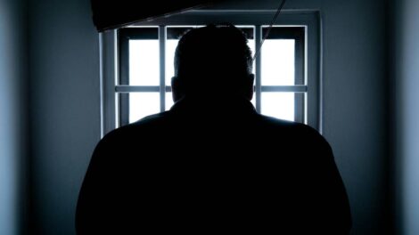 Homme en Prison / Photo Donald Tong - Pexels