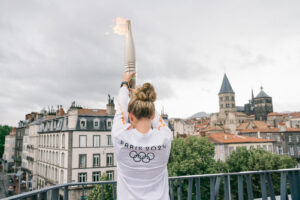 Aurélie Félix porte la Flamme Olympique / Photo CEPAL
