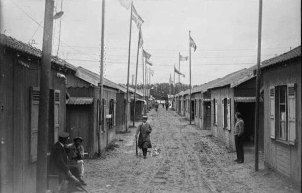 Les baraques du premier village olympique. © Musée d’art et d’histoire, Colombes