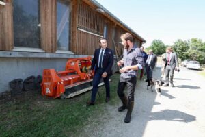 Lionel Chauvin pdt du CD63 et Lucas BONY GAEC de Pradeloup / Photo J. PALLE CD63