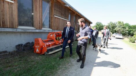 Lionel Chauvin pdt du CD63 et Lucas BONY GAEC de Pradeloup / Photo J. PALLE CD63