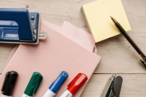 Le secours populaire collecte des Fournitures scolaires / Photo P. Danilyuk Pexels