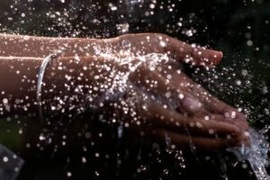 Mains dans l'eau / Photo Farooq Khan Pexels