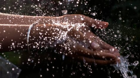 Mains dans l'eau / Photo Farooq Khan Pexels