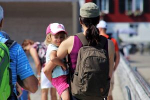 Enfant dans les bras / Photo Pasja1000 Pixabay