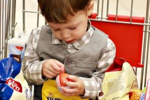 Enfant avec produits sucrés dans un chariot / Photo Vika Glitter-Pixabay