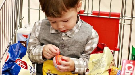 Enfant avec produits sucrés dans un chariot / Photo Vika Glitter-Pixabay