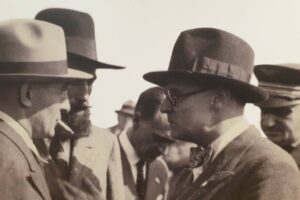 Henri Andraud, homme politique, à Gauche avec lunettes et cigarette / Photo DR