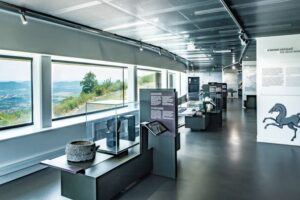 Intérieur du Musée Archéologique de la Bataille de Gergovie / Photo Henri Derus