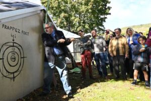 Premier coup de masse à Beaupeyras / Photo Rémi Boissau Ville de Clermont