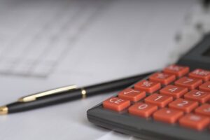 Stylo et calculette / Photo Pixabay