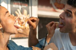 Un couple au casse-croute / Photo RDNE Stock project-Pexels