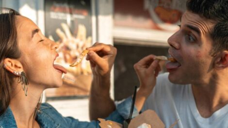 Un couple au casse-croute / Photo RDNE Stock project-Pexels
