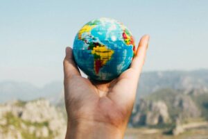 Le monde dans la main / Photo Porapak Apichodilok -Pexels