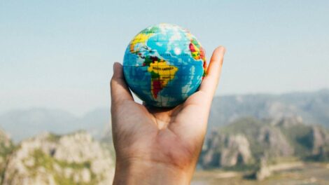 Le monde dans la main / Photo Porapak Apichodilok -Pexels