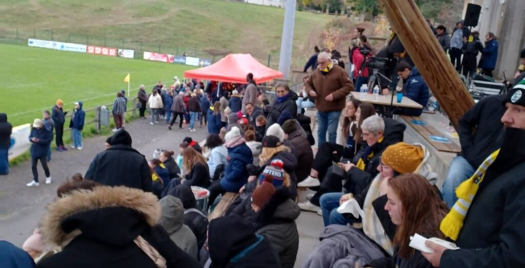 Le public et les bénévoles au bord de la pelouse / Photo P. Thivat