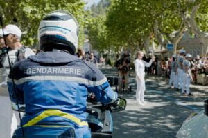 Motard et flamme olympique / Photo DR