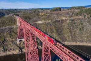 Train sur la Ligne Aubrac - Viaduc de Garabit - photo Antoine Poncet