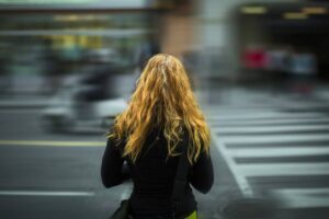 Femme dans la rue / Photo Ohurtsov-Pixabay