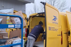 Remplissage de colis dans voiture de facteur Photo Groupe La Poste
