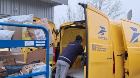 Remplissage de colis dans voiture de facteur Photo Groupe La Poste