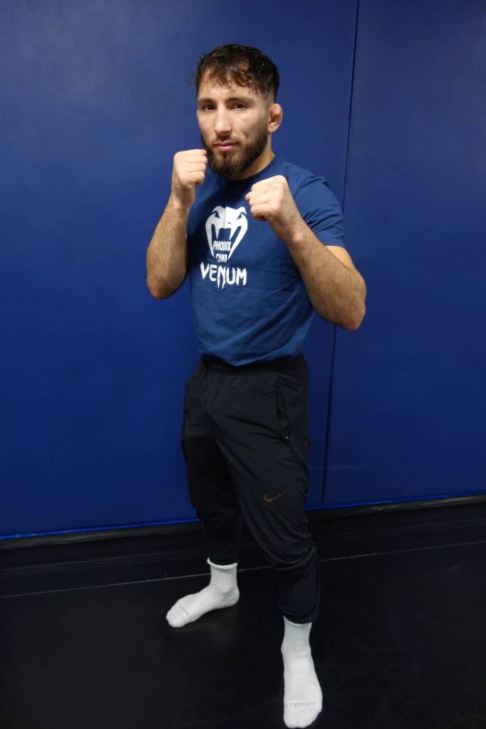 Temerlan Azizov debout Photo Patrick Foulhoux