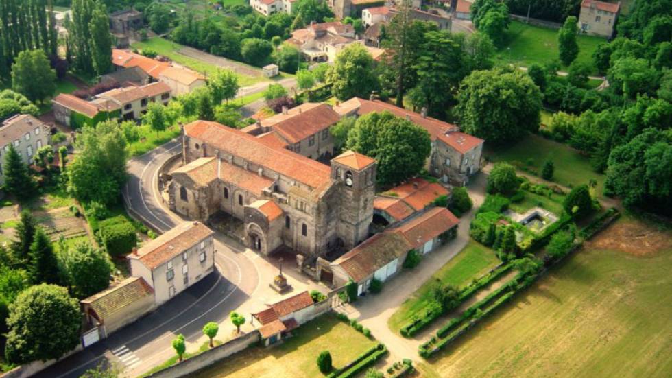 Vue aérienne de l'abbaye de Mozac / Photo Ville de Mozac