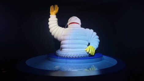 Le Bibendum de la piscine Michelin accueille les visiteurs de l'Aventure Michelin / Photo 7 Jours à Clermont