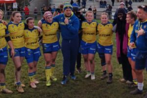 Fabrice Ribeyrolles et les filles de l'ASM Rugby féminin / Photo P.Thivat